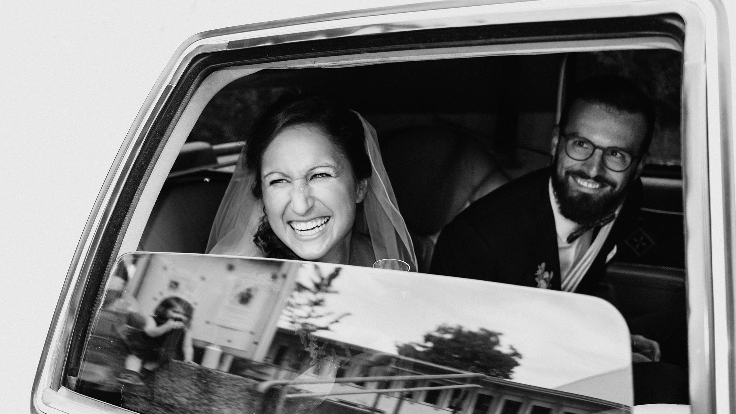 Hochzeitsfotograf Köln Brautpaar Brautpaar im Auto Limousine Beispielfoto