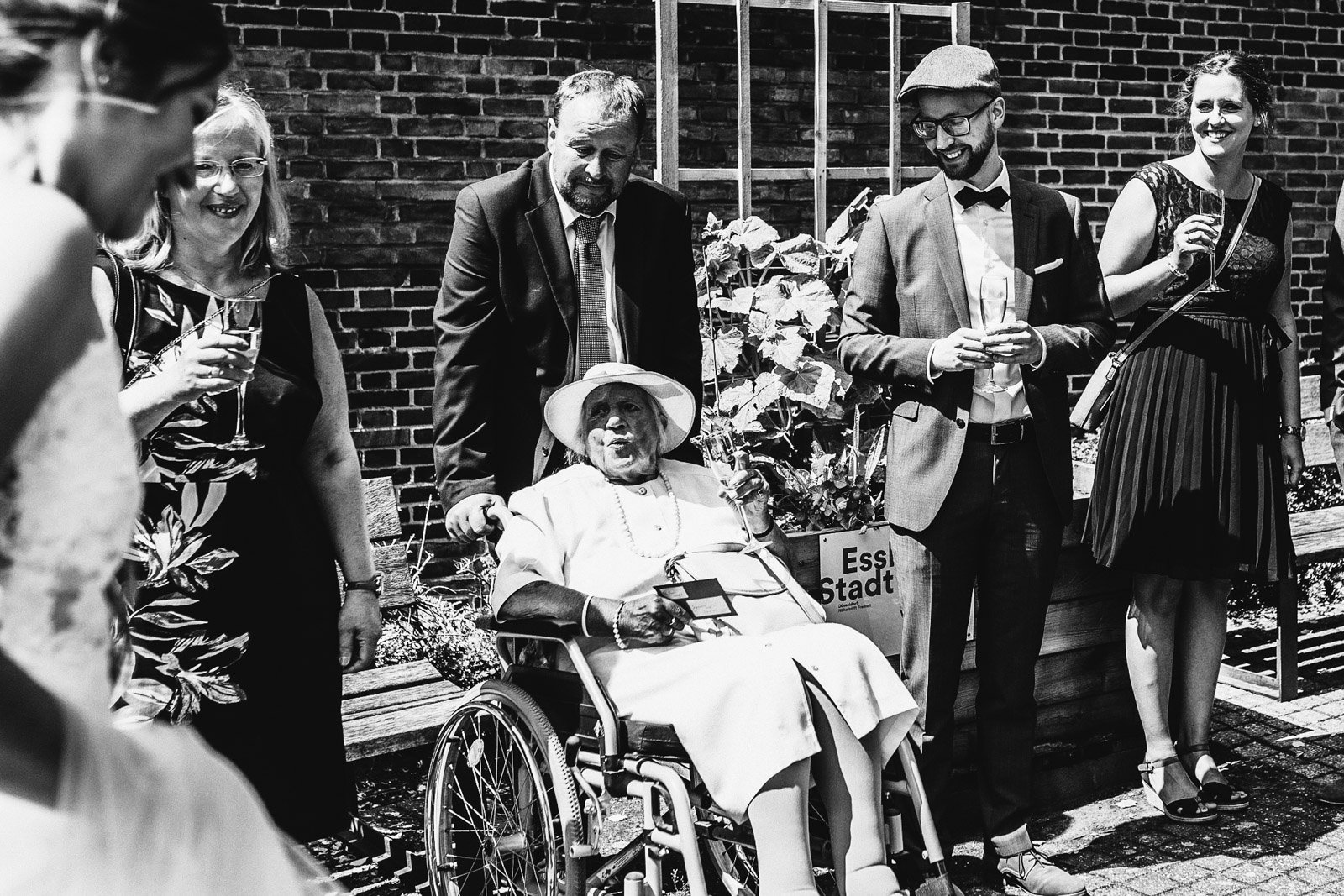 Oma pfeift Hochzeitsreportage Braut Köln